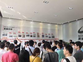 震雄集团中国区营销总监尹汉诚先生介绍震雄集团及震德工厂。